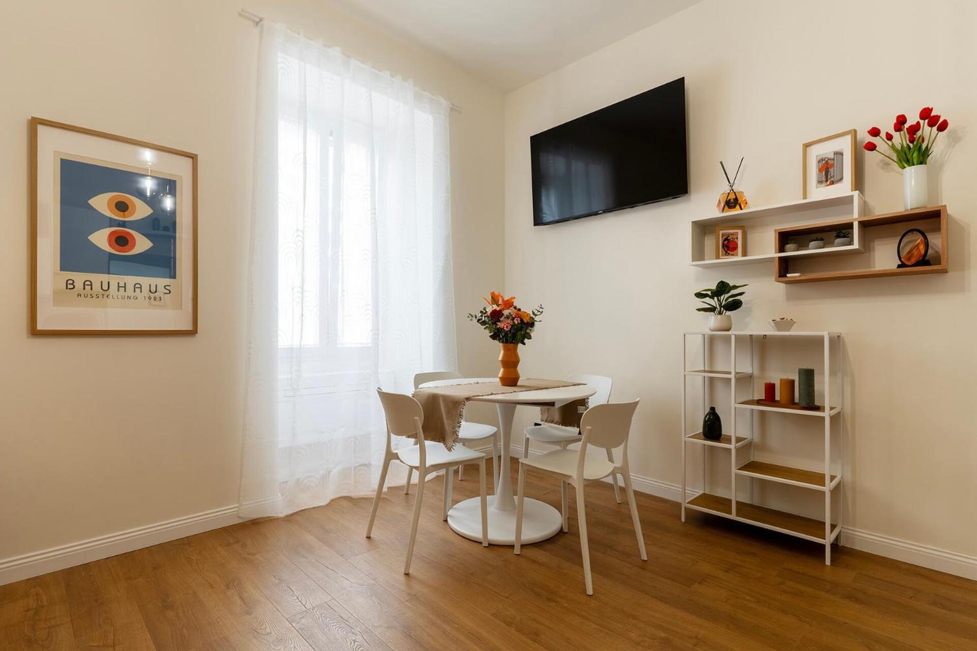 Pictadomus-albus, Metro Furio Camillo Apartment Rom